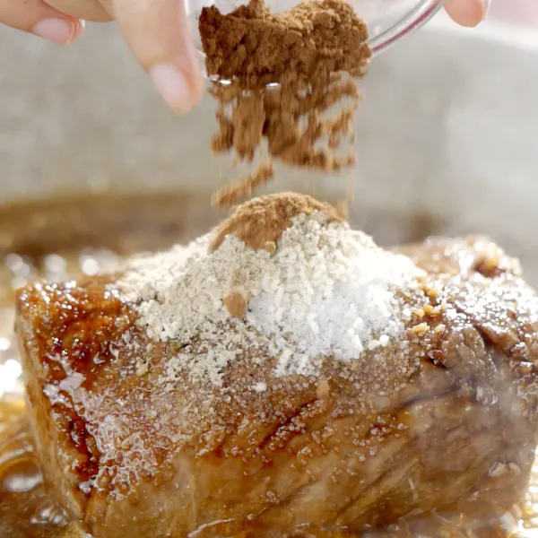 Lalu tambahkan garam, kaldu jamur, biji pala dan lada. Aduk hingga tercampur rata. Masak daging hingga matang.