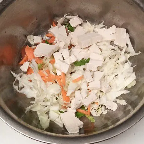 Siapkan bahan-bahannya dulu. Potong-potong kubis, wortel, daun seledri, daun bawang dan tahu putih.