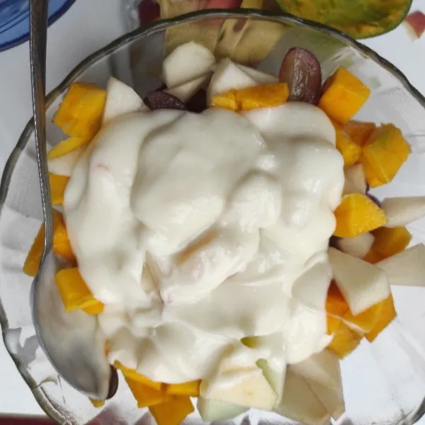 Campurkan buah dan adukan mayonaise.