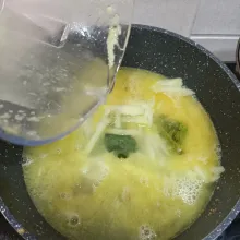 Masukkan air, rebus sampai mendidih.