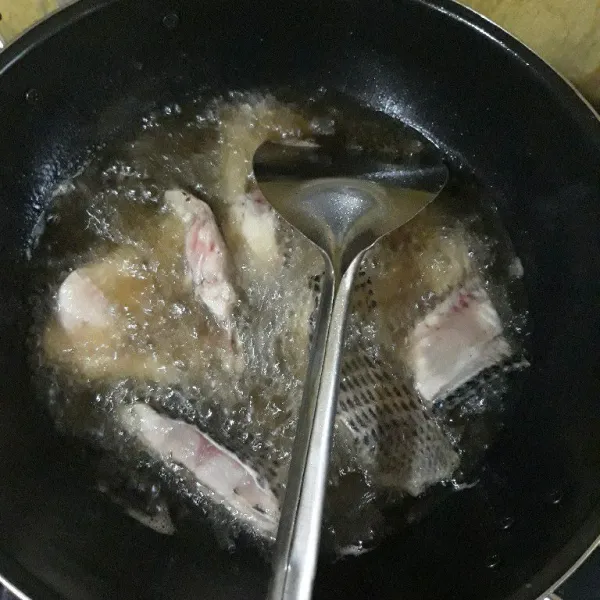 Baluri ikan nila dengan perasan jeruk nipis dan garam. Lalu goreng hingga matang.