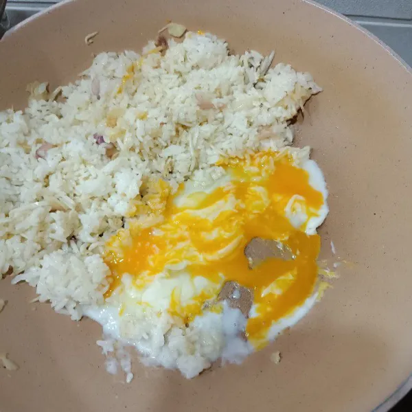 Beri telur dan urak arik bersama nasi.
