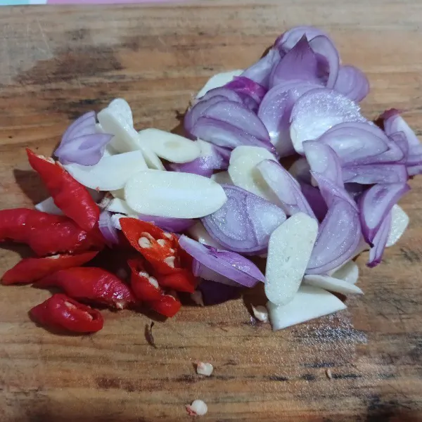 Irus tipis bawang merah, bawang putih dan cabai rawit.