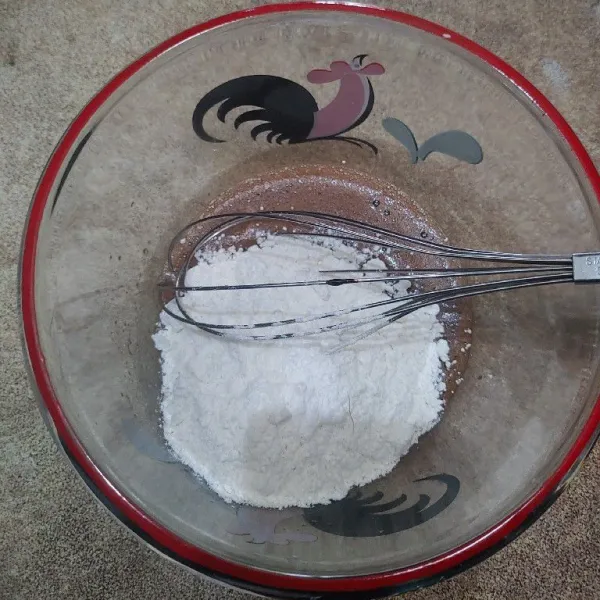 Masukkan tepung terigu, baking powder, baking soda dan garam.