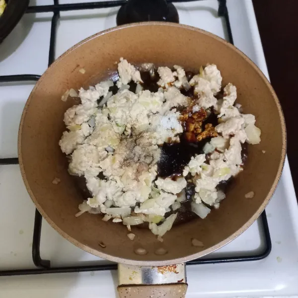 Tambahkan kecap asin, saus tiram, kecap manis, merica bubuk dan pala bubuk, masak hingga matang, sisihkan.