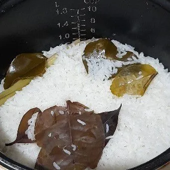 Masak di rice cooker hingga matang, kemudian aduk rata.