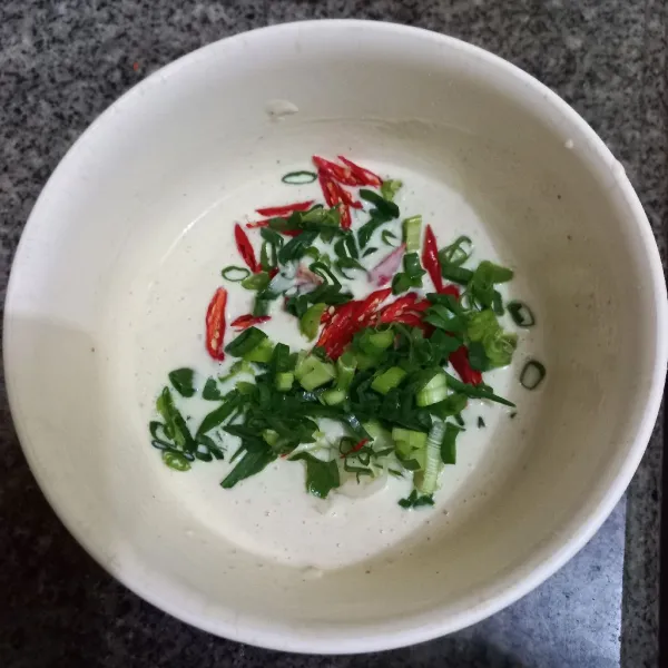 Beri air secukupnya lalu aduk rata. Masukkan irisan daun bawang dan cabe merah keriting, sisihkan.