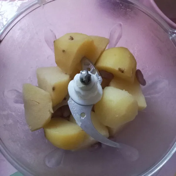 Tumbuk kasar kentang dan kacang merah.
