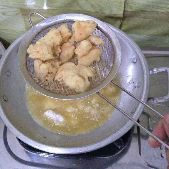 Angkat ayam tepung lalu tiriskan.
