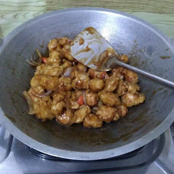 Masukkan ayam tepung lalu aduk merata kemudian angkat dan sajikan.