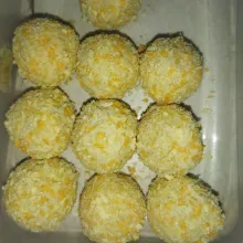 Lau simpan di dalam kulkas minimal 30 menit, agar tepung roti menempel sempurna.