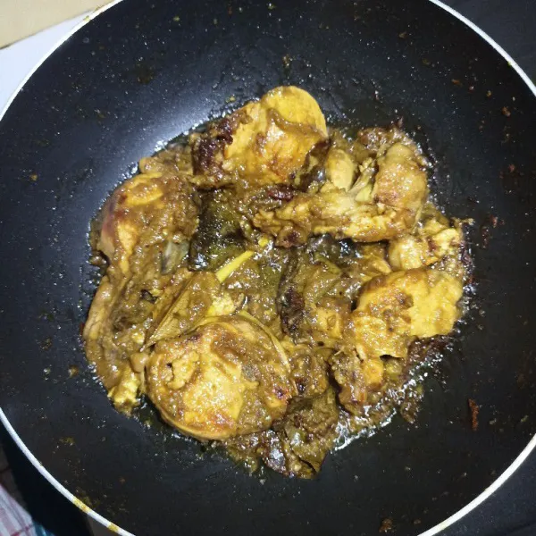 Masak hingga ayam tergoreng atau terbakar sendiri. Angkat.