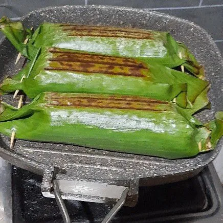 Panggang bolak-balik hingga aroma wanginya keluar, angkat dan sajikan.