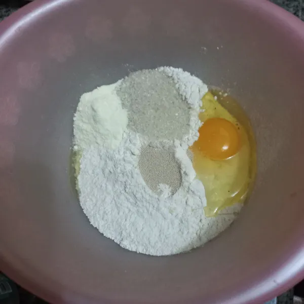Uleni hingga rata tepung terigu, susu bubuk, telur ayam, gula pasir, ragi instan dan susu cair.