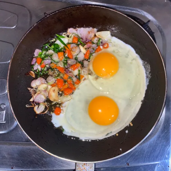 Masukkan telur lalu buat telur orak-arik.