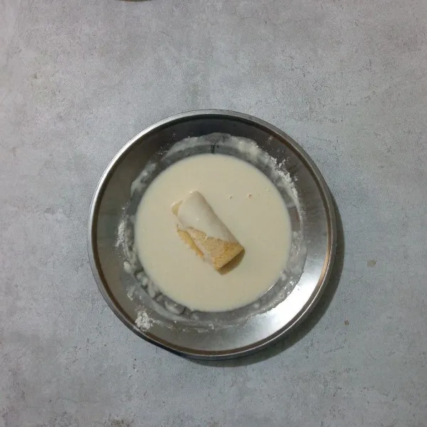 Celupkan adonan risoles ke dalam bahan pencelup.