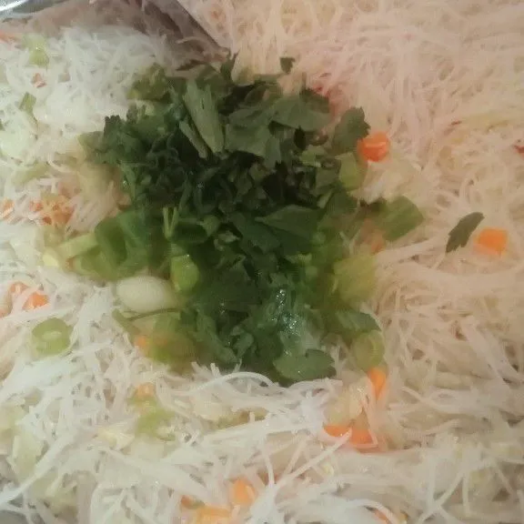 Matikan api kompor, masukkan daun bawang dan seledri, aduk rata, bihun goreng siap dihidangkan dengan tambahan cabe dan kerupuk.