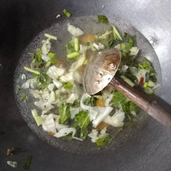 Masukan sayuran, air dan gula.