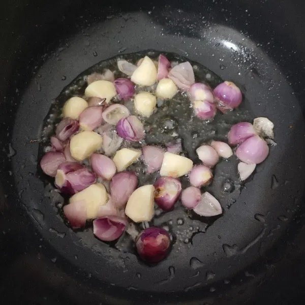 Tumis bawang merah dan bawang putih hingga layu.