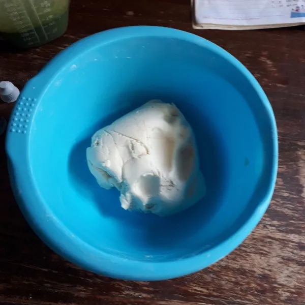 Campurkan tepung ketan, tepung tapioka dan ubi, aduk rata. Tambahkan santan, uleni hingga rata.