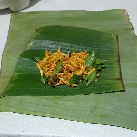 Siapkan daun pisang beri isian, kemudian tambahkan 2 centong nasi lalu gulung. Semat ke 2 ujungnya dengan tusuk gigi.