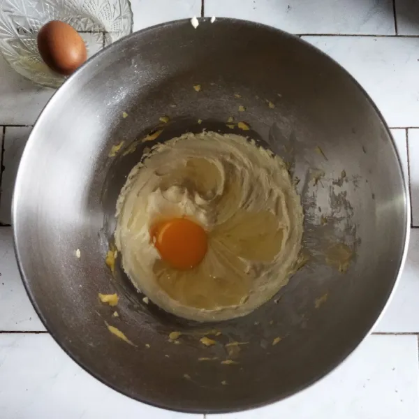 Siapkan mangkuk, lalu tambahkan butter, gula, dan brown sugar kemudian mixer hingga tercampur rata. Lalu tambahkan telur satu persatu dan mixer hingga bertekstur creamy
