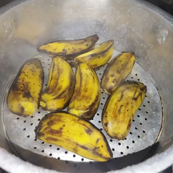 Kukus pisang kepok selama 15 menit, angkat, buang kulitnya, lalu lumatkan pisang dengan menggunakan garpu.