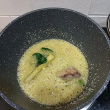 Tumis bumbu halus, lengkuas, sereh, dan daun jeruk sampai harum.