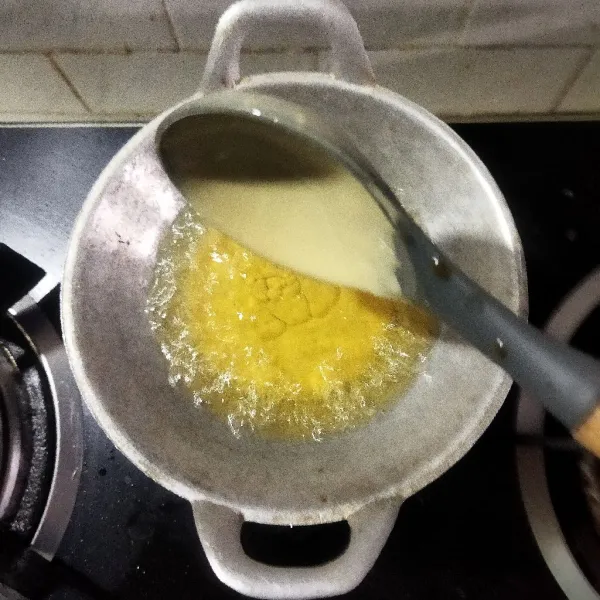Siapkan wajan yang telah diisi dengan minyak lalu panaskan. Setelah itu tuangkan satu centong adonan