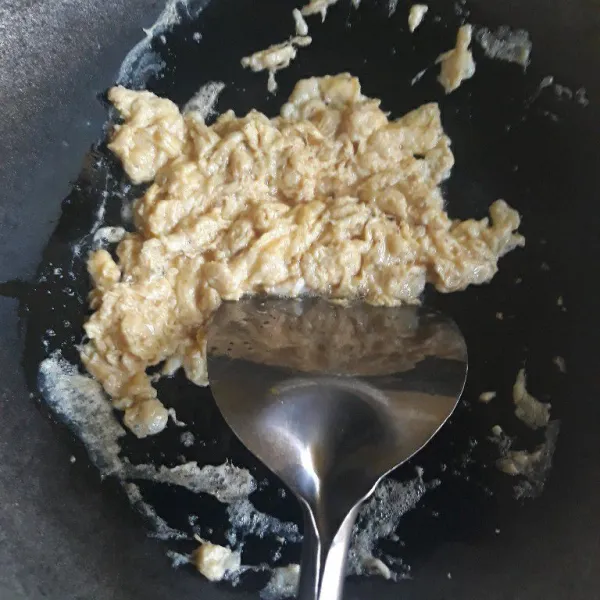 Buat orek telur dengan sedikit minyak goreng. Aduk cepat dan merata.