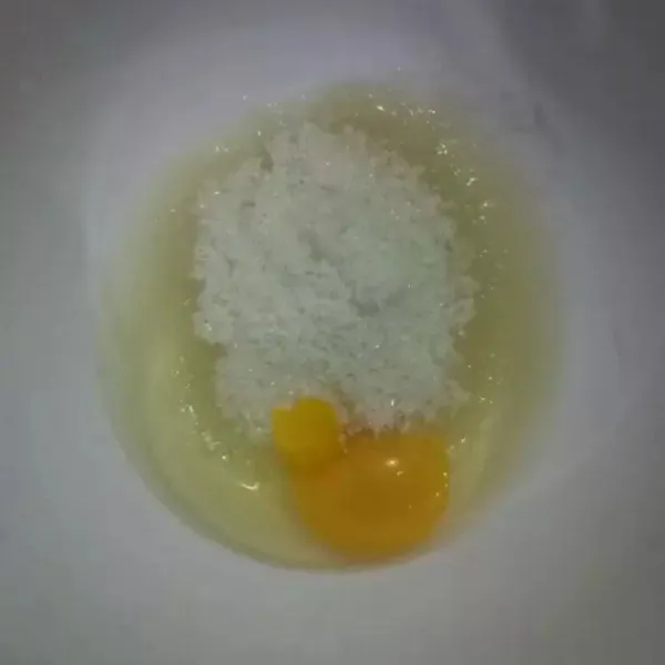 Mixer telur, gula pasir dan sp hingga mengembang.