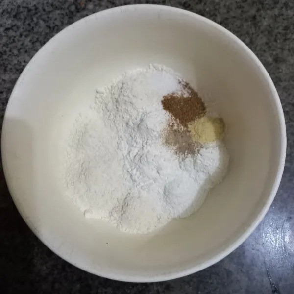 Aduk rata campuran tepung terigu, tepung beras, garam, kaldu jamur, merica bubuk dan ketumbar bubuk.