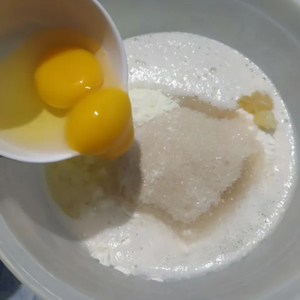 Tambahkan tepung terigu, gula pasir, telur, susu bubuk, air soda, SP, dan vanili dalam satu wadah