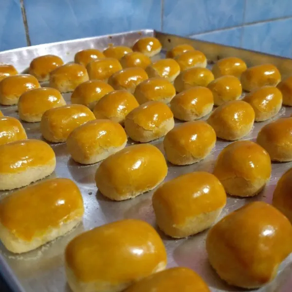 Masukkan kembali dalam oven dengan suhu kecil sekitar 120 derajat celcius, selama 15-30 menit. Tergantung kemampuan oven ya, paling tidak sampai polesannya matang atau berwarna shining maupun golden brown. Setelah dingin, simpan di toples