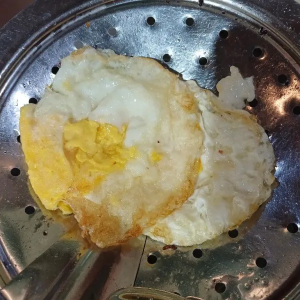 Goreng telur ceplok tanpa garam lalu angkat dan sisihkan.