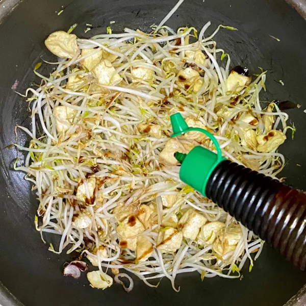 Tambahkan saus tiram dan kecap asin. Aduk rata dan masak hingga matang. Angkat dan sajikan.