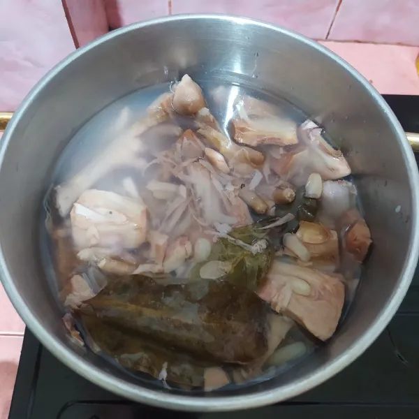 Rebus nangka muda dan ceker ayam, buang air rebusan 2 kali untuk menghilangkan getahnya. Rebus kembali sampai empuk.