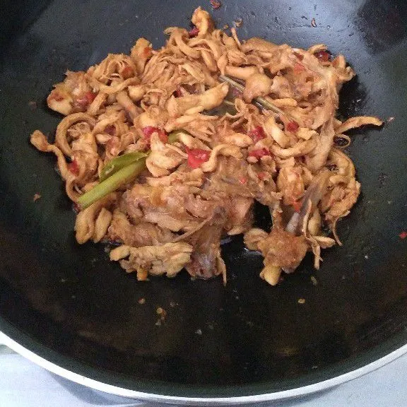 Masak ayam suwir sampai air menyusut setelah itu angkat dan sajikan.