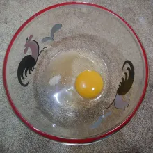Kocok gula pasir dan telur hingga larut.