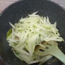 Beri ete dan irisan labu siam. Aduk sebentar.
