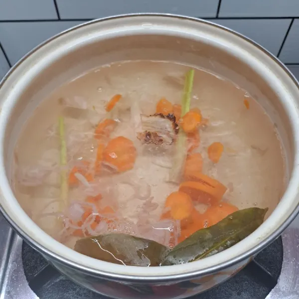 Masukkan wortel, masak hingga ½ matang.
