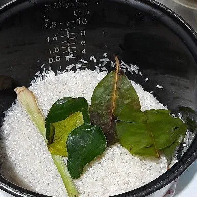 Cuci bersih beras kemudian tambahkan daun salam, daun jeruk, dan serai geprek.