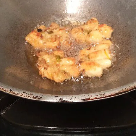 Balik bila bagian bawah bakwan telah matang. Goreng hingga matang dikedua sisi. Angkat Kemudian tiriskan. Sajikan hangat dengan cabe atau saos sesuai selera. Selamat memasak.