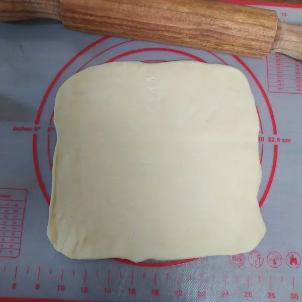 Tipiskan puff pastry seukuran loyang 18 cm x 18 cm).