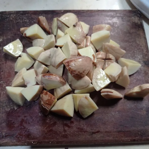 Potong-potong jengkol sesuai selera, lalu sisihkan
