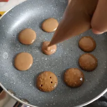 Panaskan teflon, gunakan api sangat kecil. Gunting ujung plastik dan buat pancake ukuran mini atau kecil.