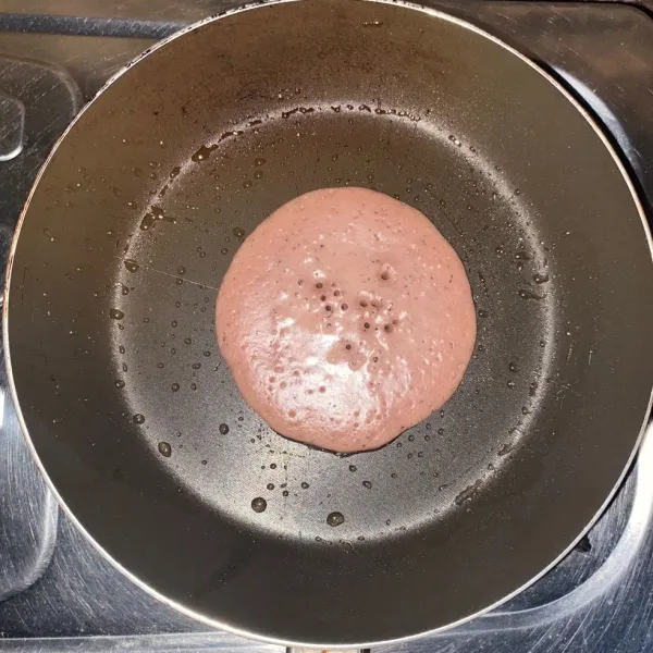 Panaskan teflon yang sudah dioles dengan sedikit minyak, tuang 1 sendok sayur adonan pancake. Masak dengan api kecil sampai permuakaan berpori dan mulai berkulit.