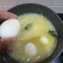 Masukkan telur rebus. Bubuhi gula dan kaldu bubuk. Masak hingga mendidih.