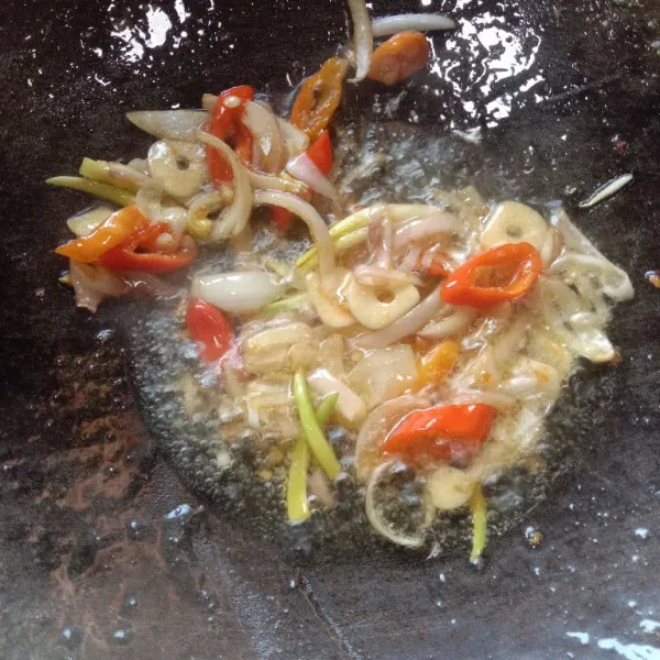 Panaskan secukupnya minyak, tumis bumbu iris hingga matang.
