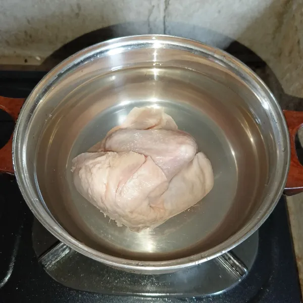 Rebus ayam dan air di dalam panci.